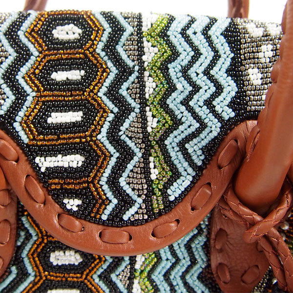 【美品・レア】CARVING TRIBES マルチ刺繍バッグ Carving Tribes -星風まどかさんに監修していただいた